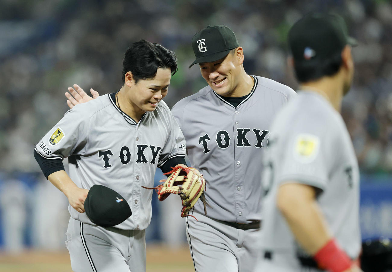 ヤクルト対巨人　5回裏を抑え、中山（左）らナインを笑顔で迎える田中将（撮影・河田真司）