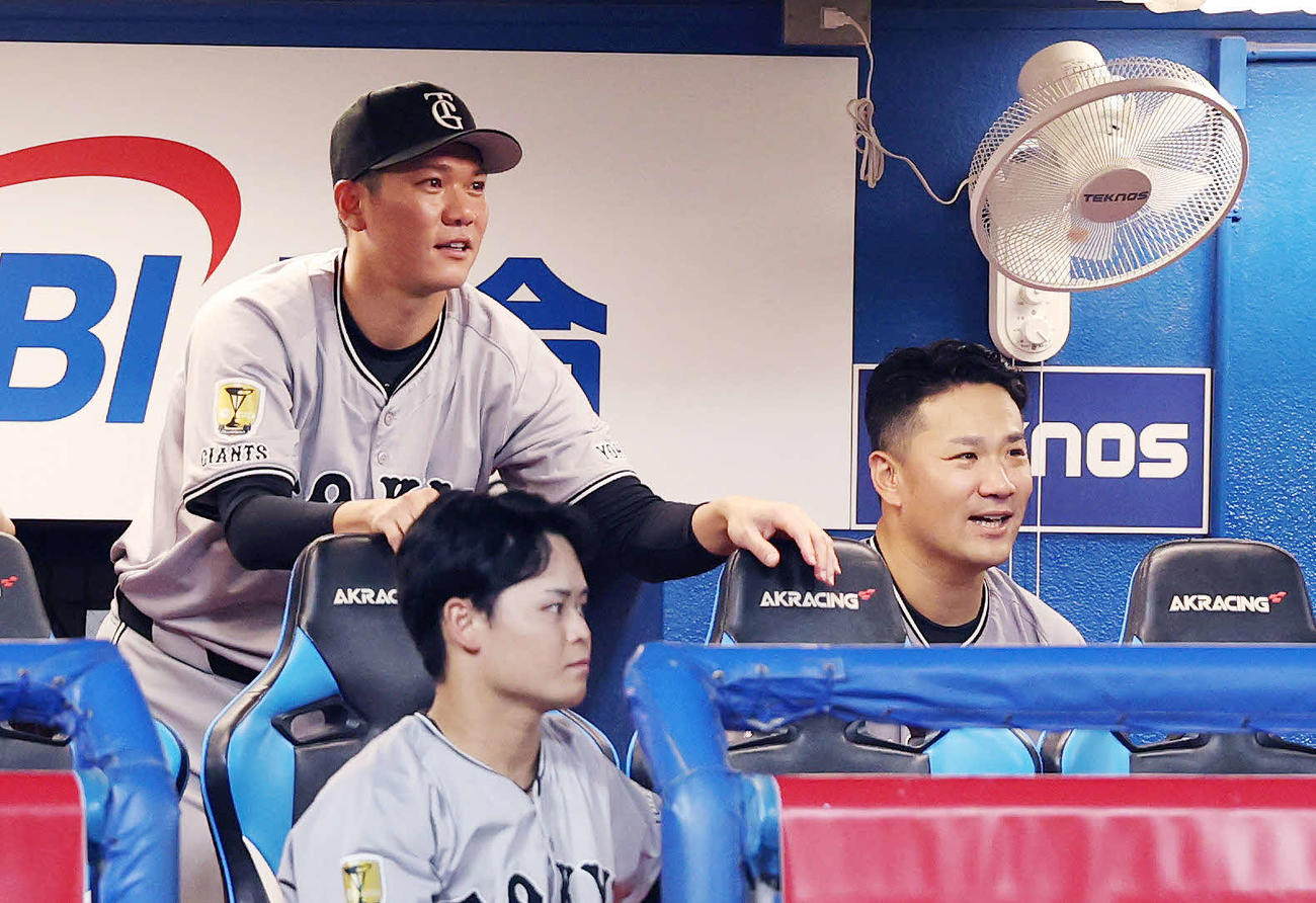 ヤクルト対巨人　6回表、戦況を見つめる巨人坂本（左）と田中将（撮影・鈴木正人）