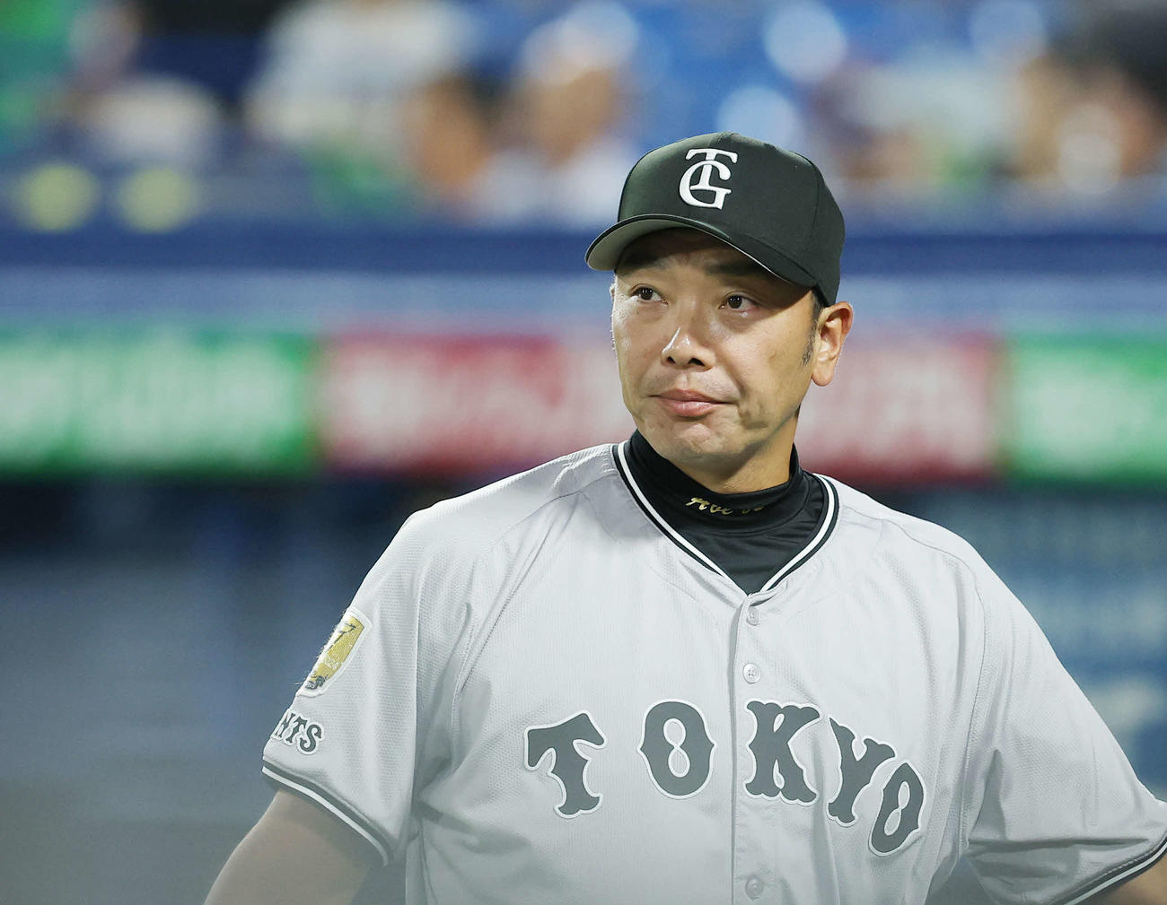 ヤクルト対巨人　7回表を終え、選手交代を告げる阿部監督（撮影・河田真司）