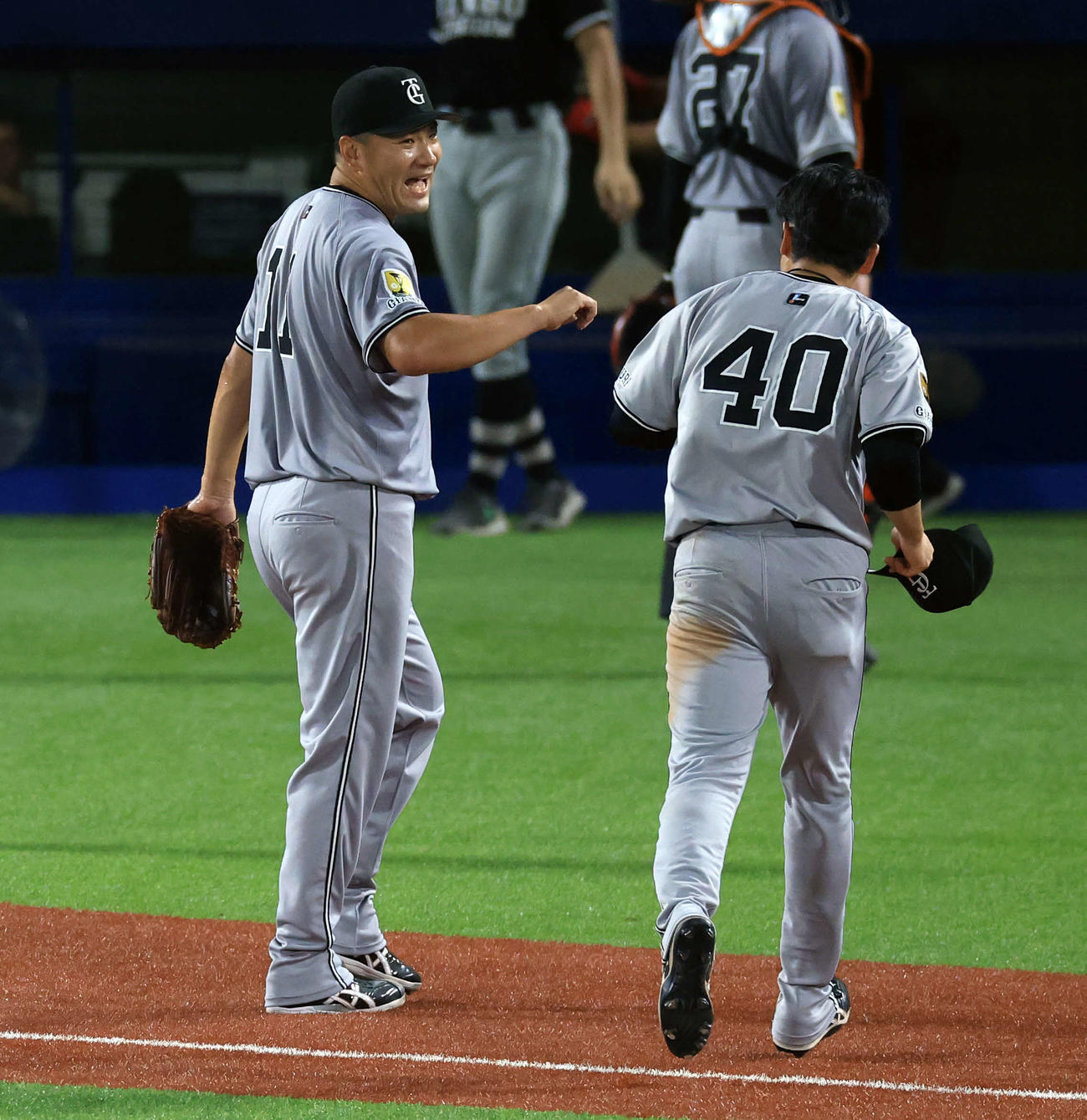 ヤクルト対巨人　5回裏ヤクルトの攻撃を抑えた田中将（左）は笑顔で中山に声をかける（撮影・浅見桂子）