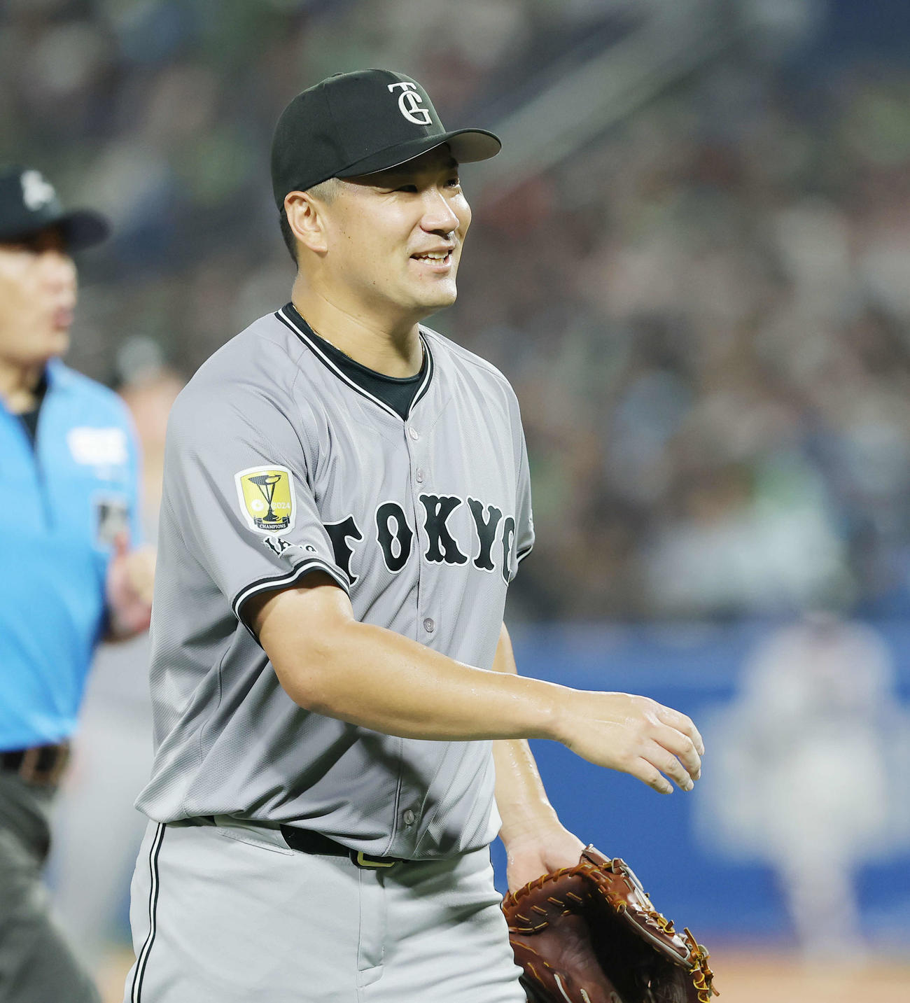 ヤクルト対巨人　5回裏を抑え、笑顔を見せながらベンチに戻る田中将（撮影・河田真司）