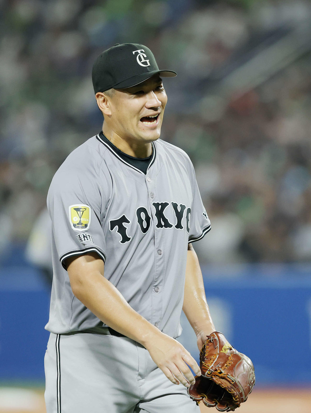 ヤクルト対巨人　5回裏を抑え、笑顔を見せながらベンチに戻る田中将（撮影・河田真司）