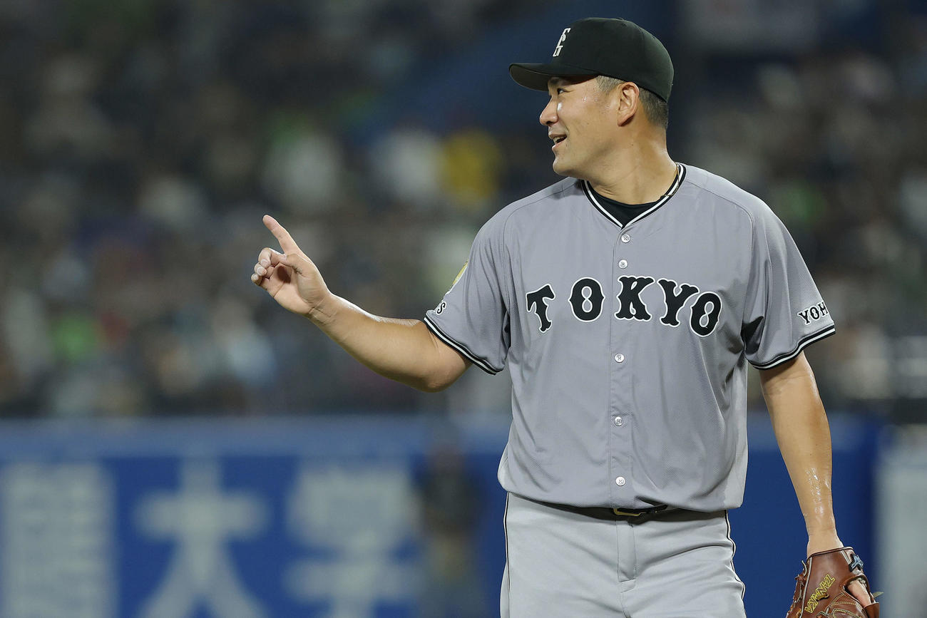 ヤクルト対巨人　5回裏を抑え、笑顔を見せながらベンチに戻る田中将（撮影・河田真司）