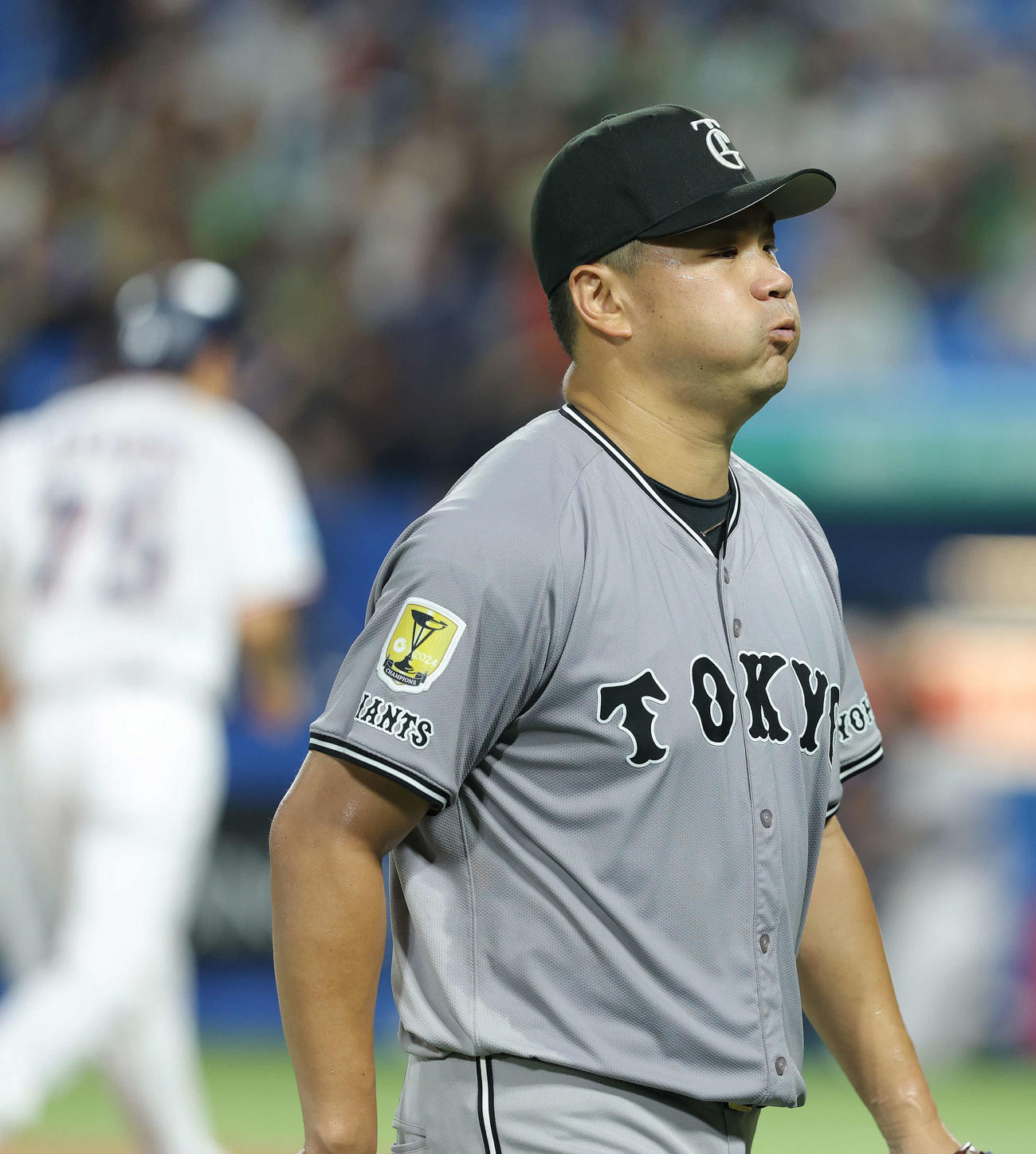 ヤクルト対巨人　4回裏を抑えベンチに戻る田中将（撮影・河田真司）