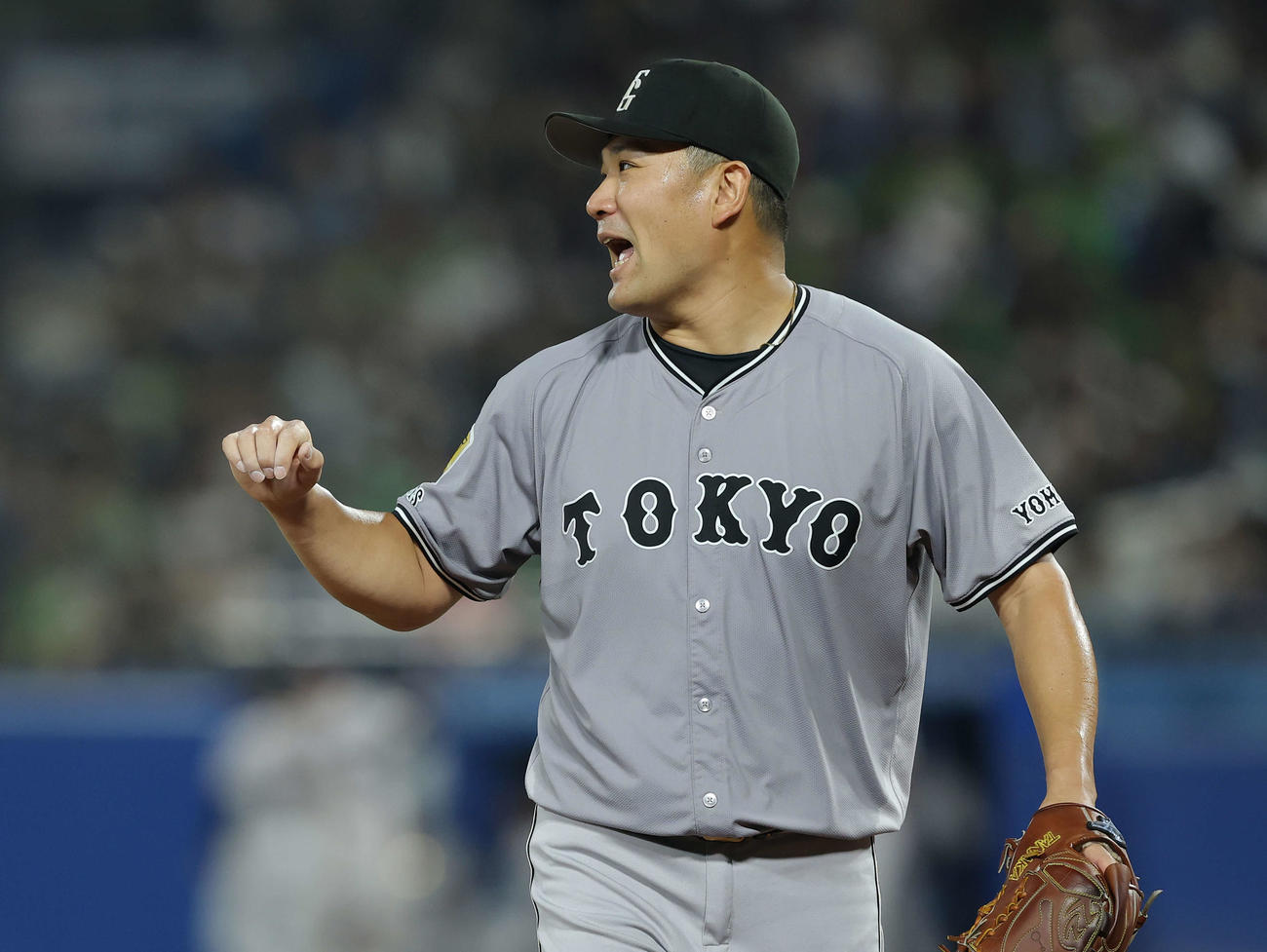 ヤクルト対巨人　5回裏を抑え、笑顔でナインを迎える田中将（撮影・河田真司）