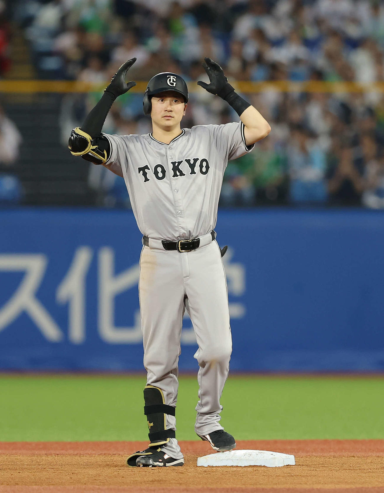 ヤクルト対巨人　2回表巨人2死二塁、フェンス直撃の二塁打で出塁する泉口（撮影・河田真司）