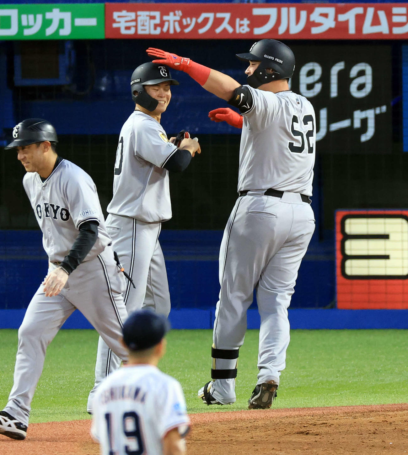 ヤクルト対巨人　2回表巨人無死二塁、リチャード（右）は2点本塁打を放ち、中山の頭をなでて生還（撮影・浅見桂子）