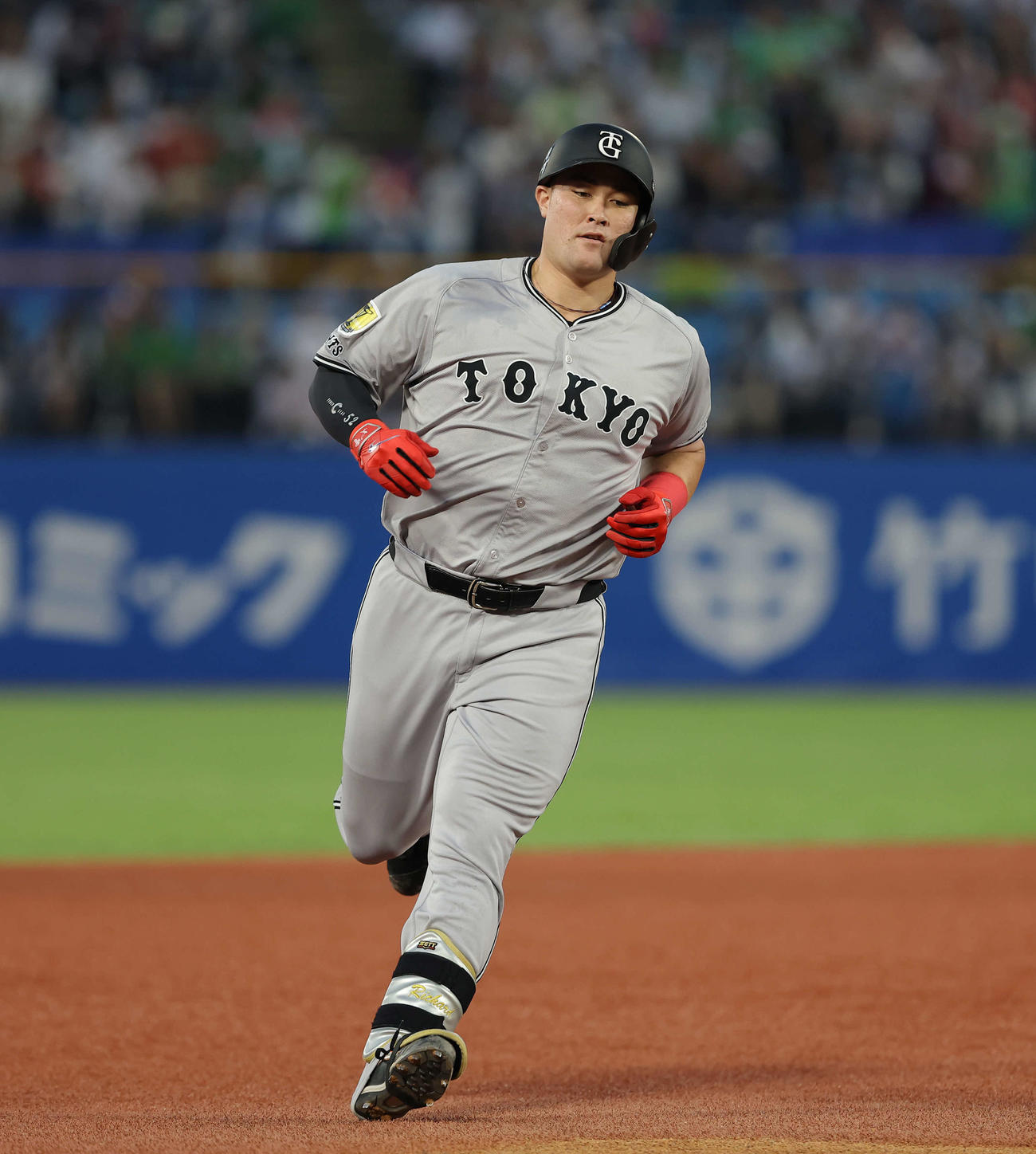 ヤクルト対巨人　2回表巨人無死二塁、2点本塁打を放ちダイヤモンドを回るリチャード（撮影・河田真司）