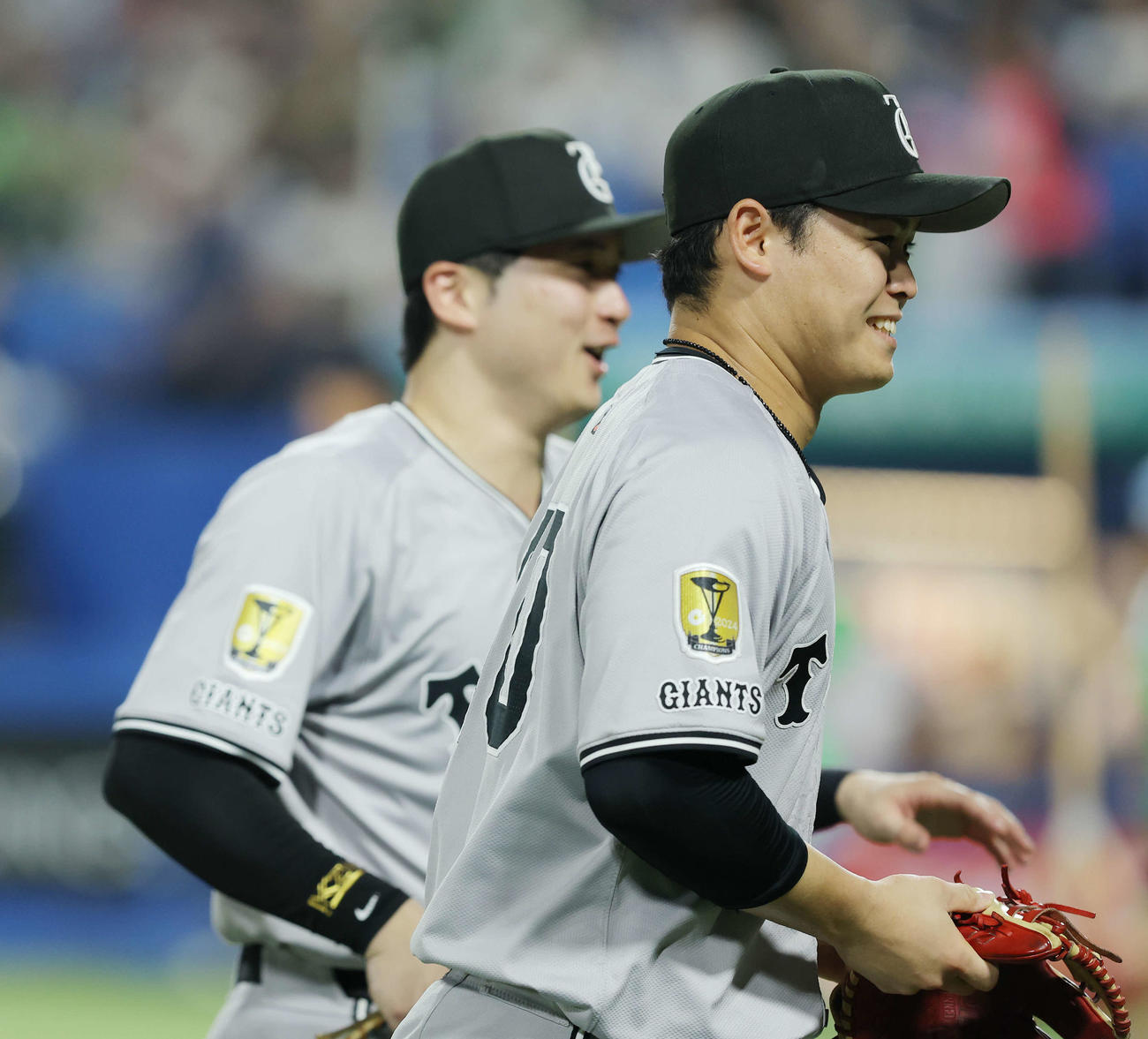 ヤクルト対巨人　7回裏を終え、笑顔でベンチに戻る中山（撮影・河田真司）