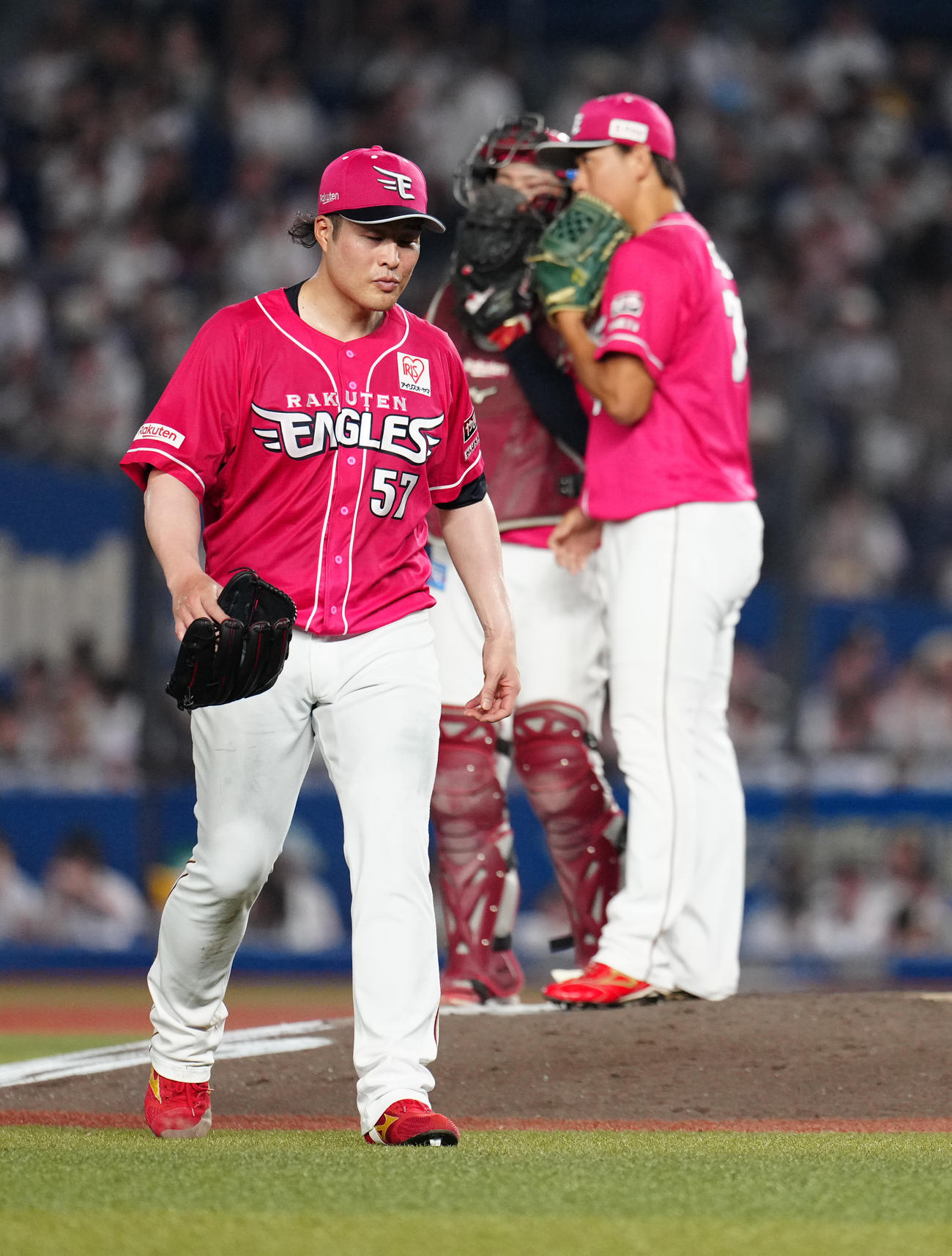 ロッテ対楽天　4回裏途中で降板する楽天瀧中（撮影・鈴木みどり）