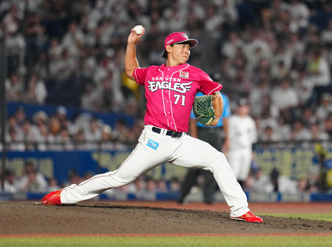 ロッテ対楽天　4回裏途中から2番手で登板した楽天柴田（撮影・鈴木みどり）