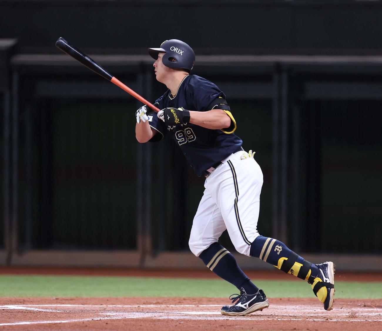 日本ハム対オリックス　2回表オリックス2死一塁、右越え2点本塁打を放つ杉本（撮影・黒川智章）