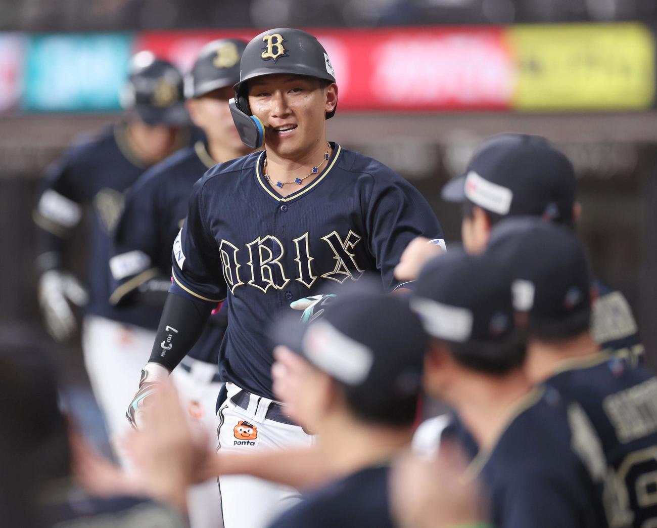 日本ハム対オリックス　2回表オリックス2死一、二塁、右越え3点本塁打を放ちナインに出迎えられる西川（撮影・黒川智章）