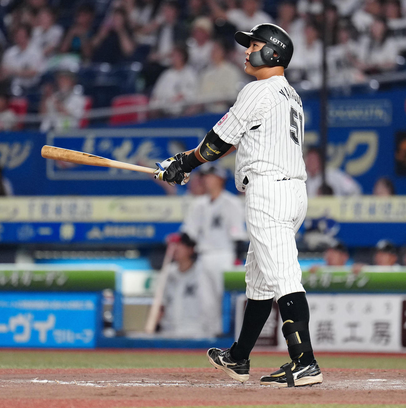 ロッテ対楽天　4回裏ロッテ無死一塁、左中間に2点本塁打を放つ山口（撮影・鈴木みどり）