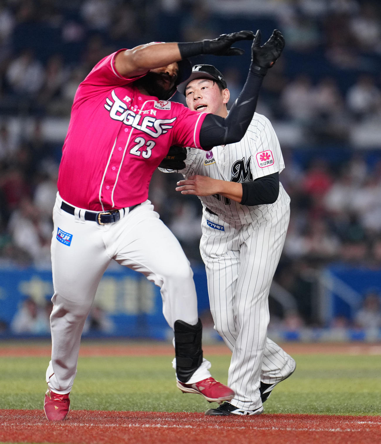 ロッテ対楽天　5回表楽天2死満塁、フランコを投ゴロに仕留める吉川（撮影・鈴木みどり）