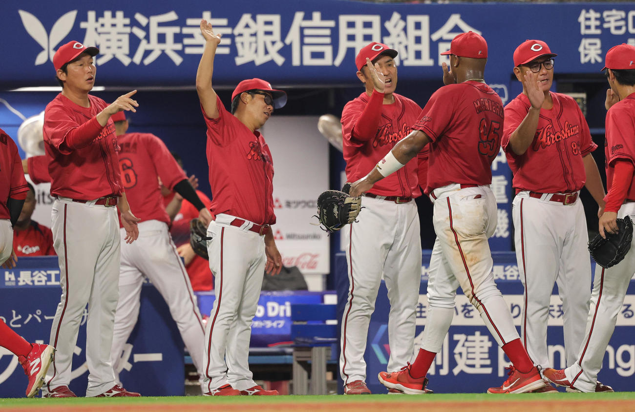DeNA対広島　勝利し選手を出迎える広島新井監督（左端）ら（撮影・野上伸悟）