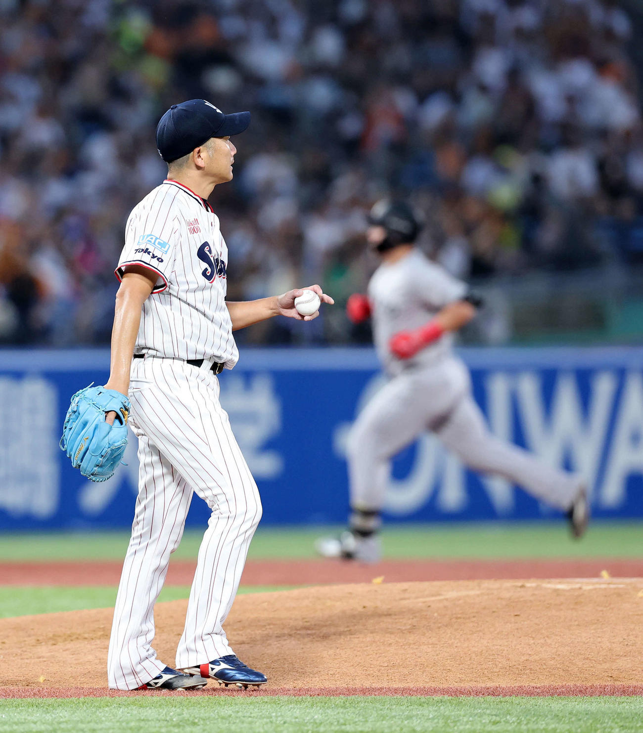 ヤクルト対巨人　2回表巨人無死二塁、リチャード（右）に左越え2点本塁打を放たれたヤクルト石川（撮影・鈴木正人）