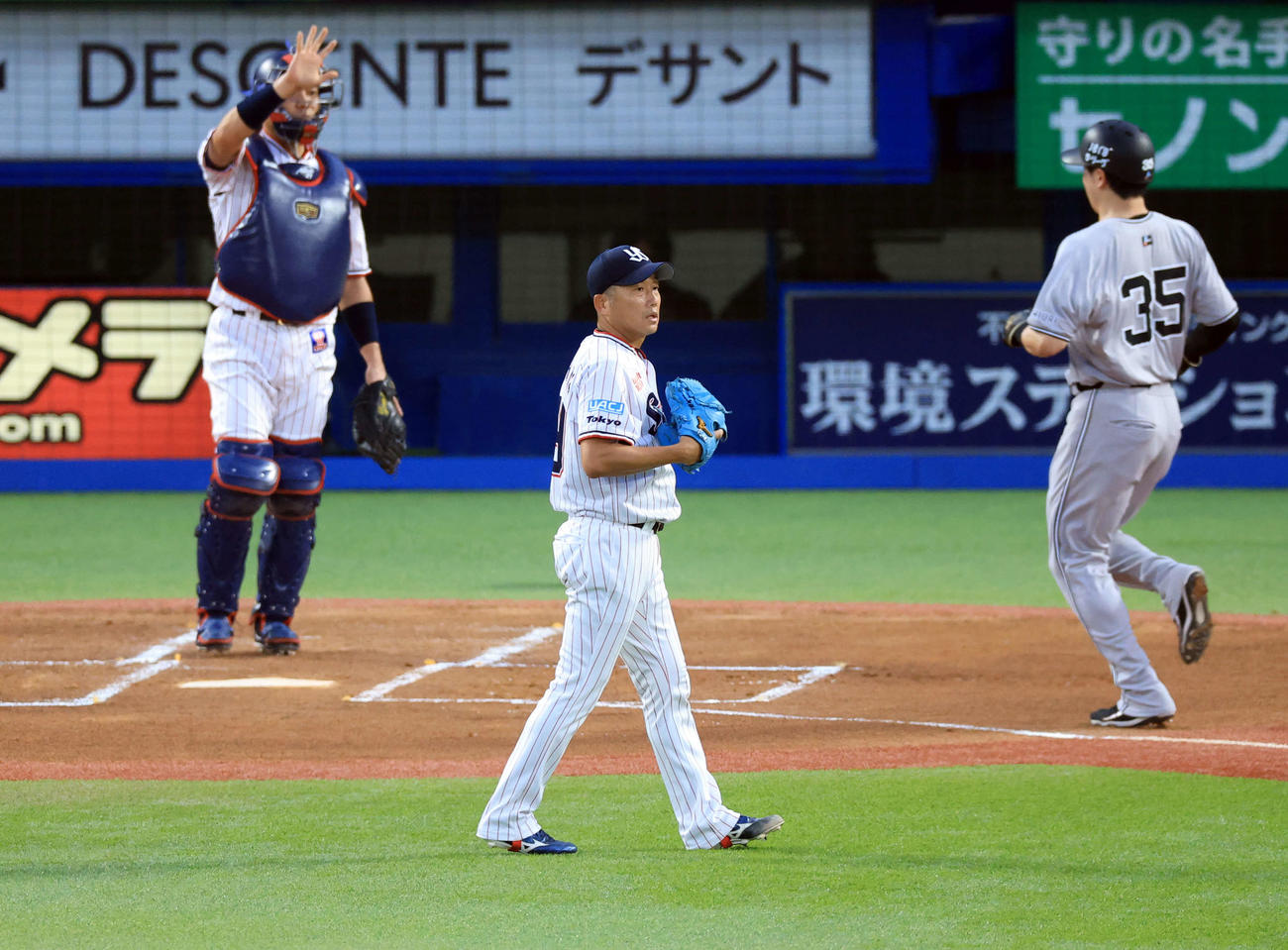 ヤクルト対巨人　1回表巨人2死一塁、岡本に先制適時二塁打を許した石川（中央）（撮影・浅見桂子）