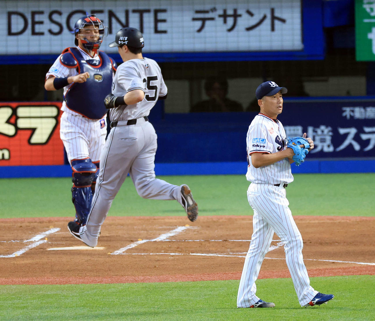 ヤクルト対巨人　1回表巨人2死一塁、岡本に先制適時二塁打を許した石川（手前）（撮影・浅見桂子）