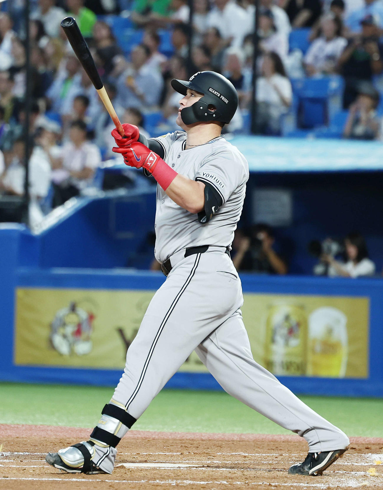 ヤクルト対巨人　2回表巨人無死二塁、2点本塁打を放つリチャード（撮影・河田真司）