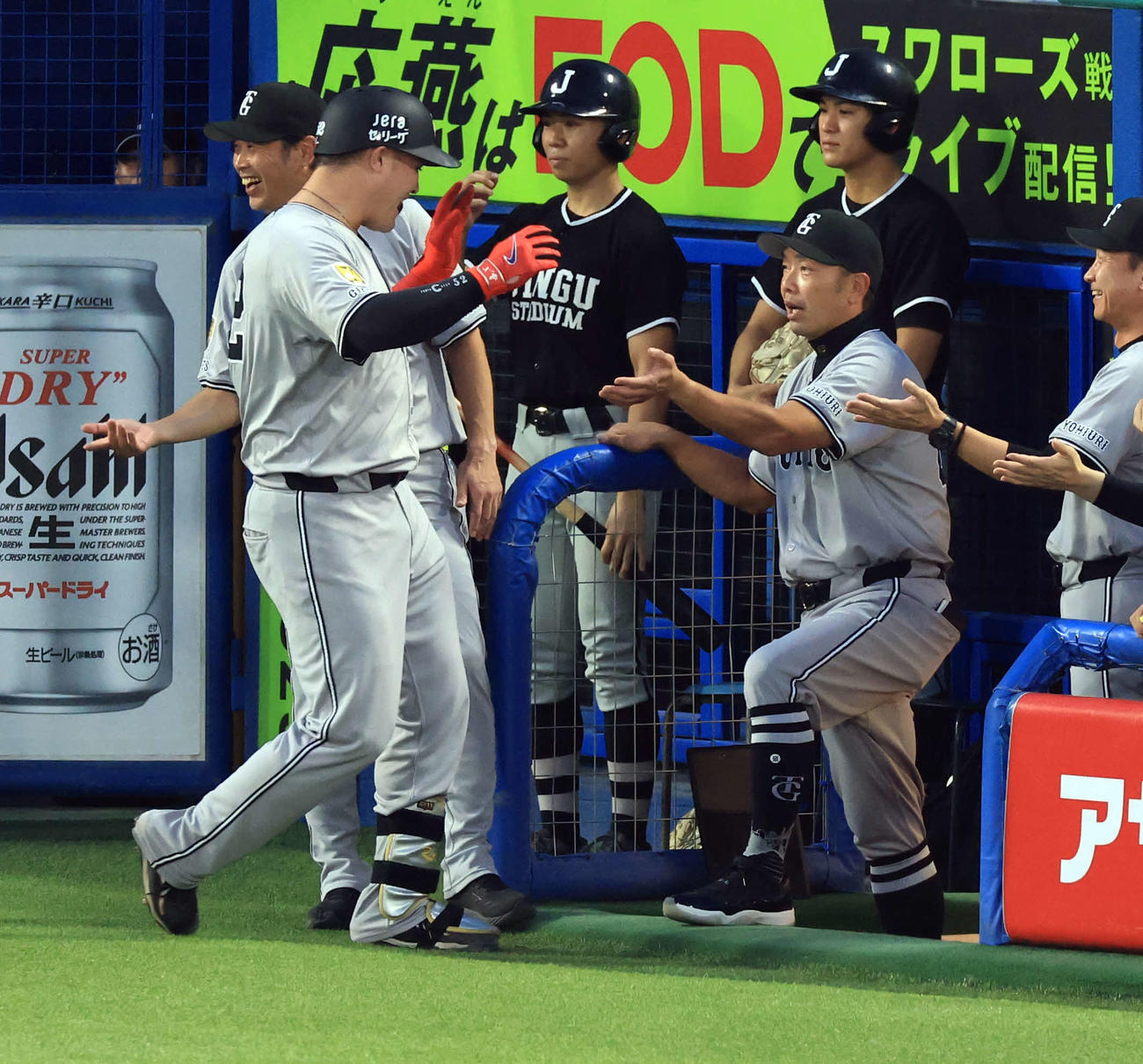ヤクルト対巨人　2回表巨人無死二塁、リチャード（左）が2点本塁打を放ちハイタッチで迎える阿部監督（撮影・浅見桂子）