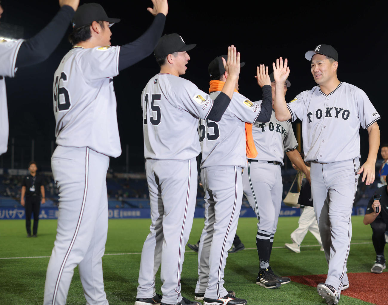 ヤクルト対巨人　ヤクルトに勝利し、チームメートに迎えられる巨人田中将（右）（撮影・河田真司）
