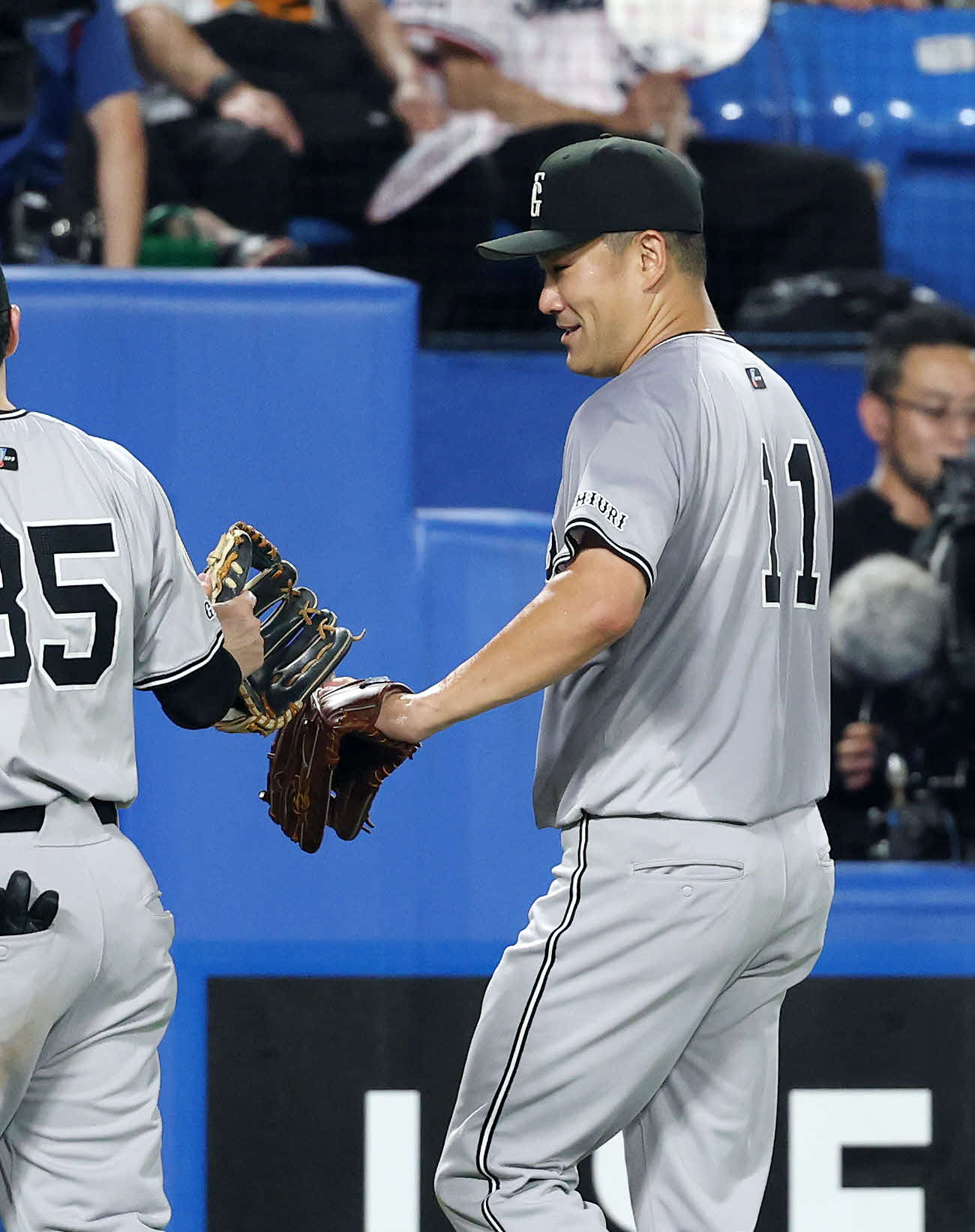 ヤクルト対巨人　5回裏、ヤクルトの攻撃を抑え笑顔を見せる巨人田中将（撮影・鈴木正人）