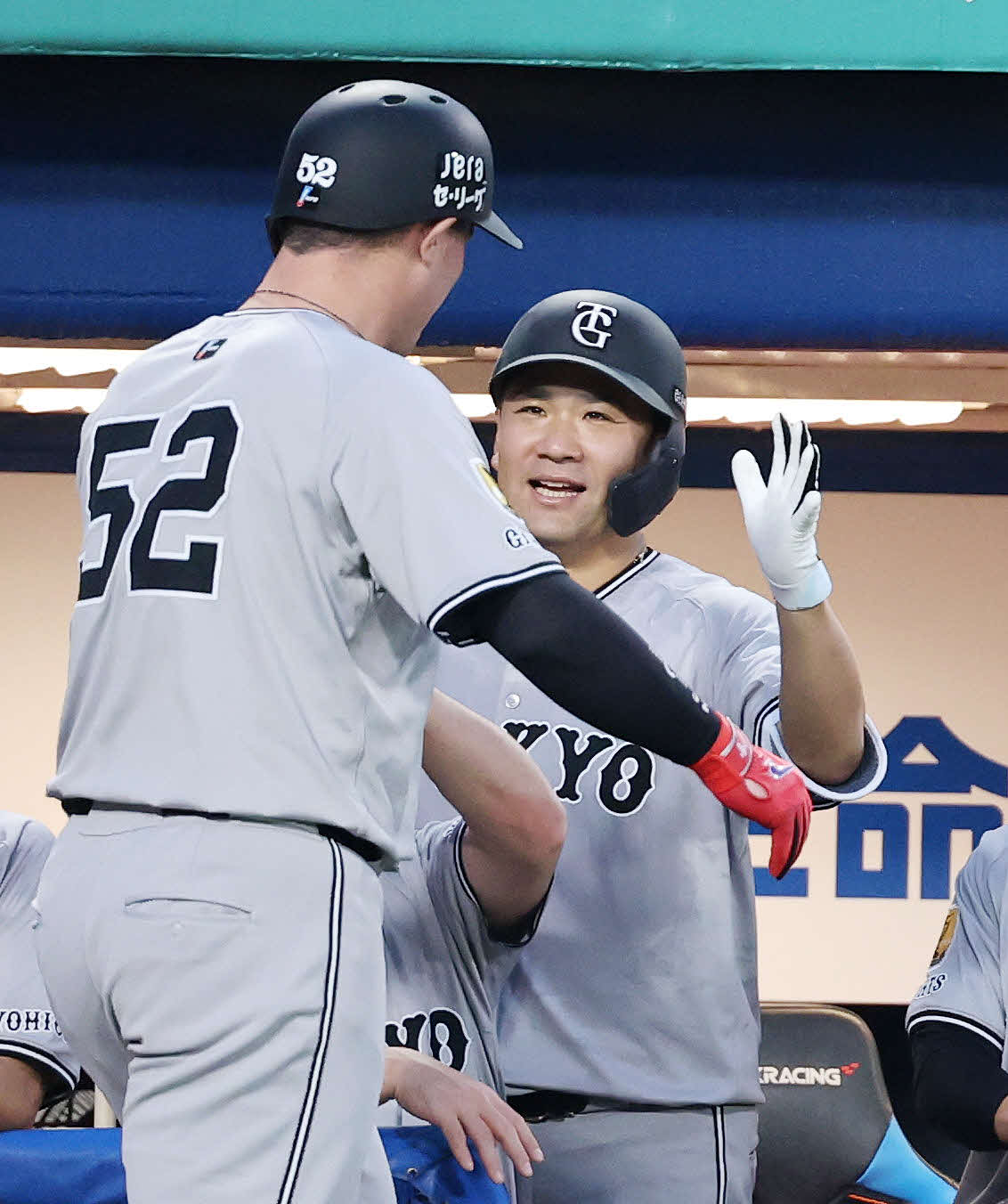 ヤクルト対巨人　2回表巨人無死二塁、リチャード（左）の左越え2点本塁打をベンチで迎える田中将（撮影・鈴木正人）