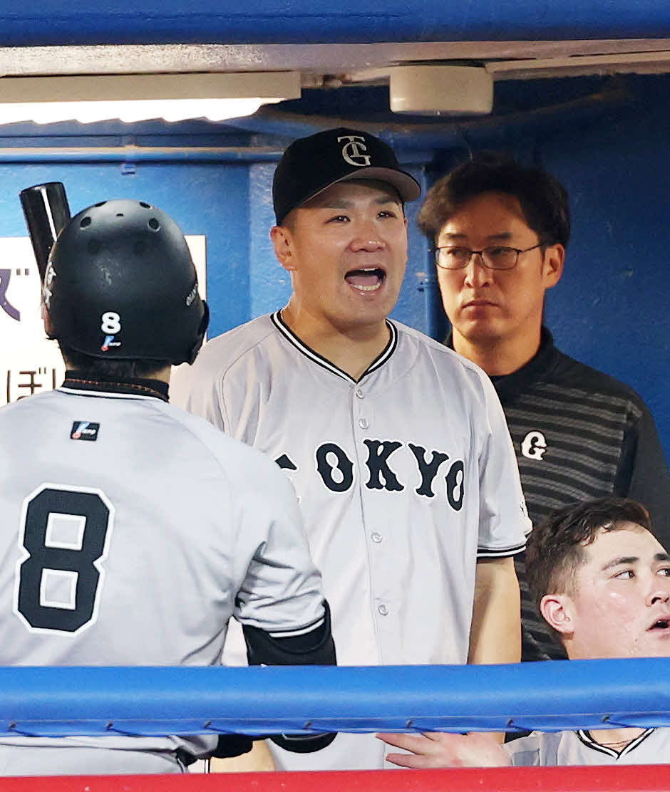 ヤクルト対巨人　9回表、ベンチで声を出す巨人田中将（撮影・鈴木正人）