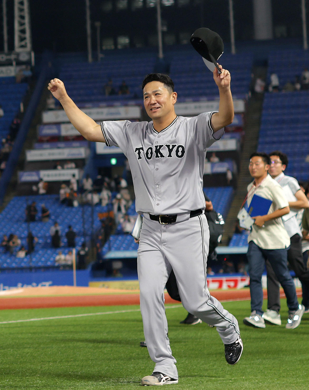 ヤクルト対巨人　ヤクルトに勝利し、ガッツポーズしながらチームメートの元に走る巨人田中将（撮影・河田真司）