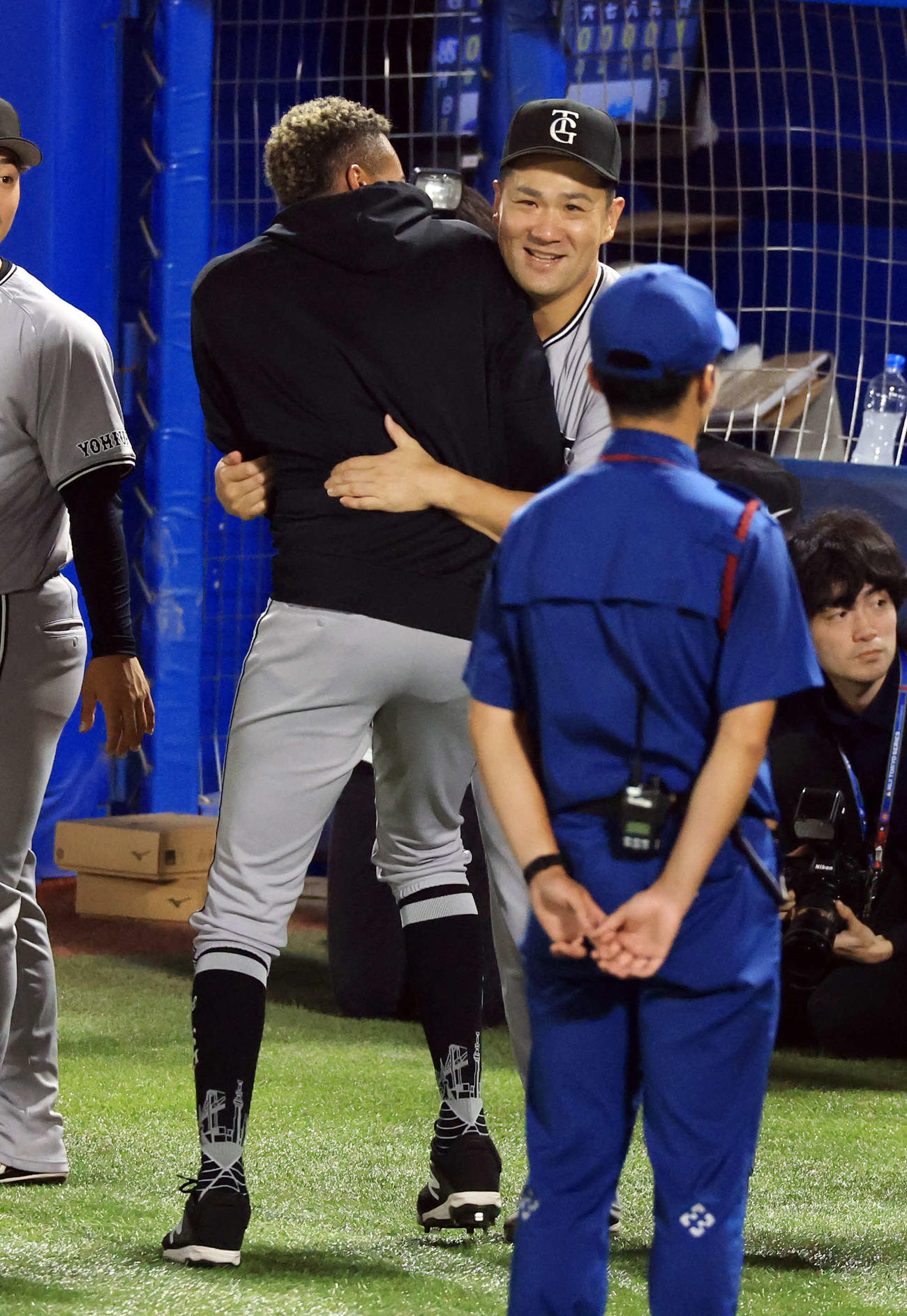 ヤクルト対巨人　200勝へあと1つとする199勝を決め、ブルペンの巨人マルティネスに抱きつく田中将（撮影・浅見桂子）