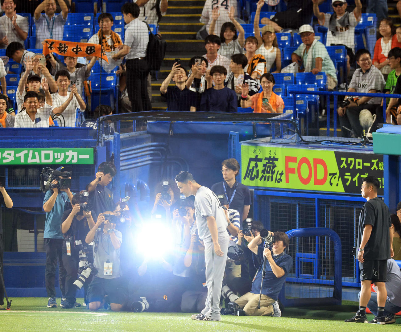 ヤクルト対巨人　200勝へあと1つとする199勝を決め、ストロボを浴びてファンにあいさつする巨人田中将（撮影・浅見桂子）