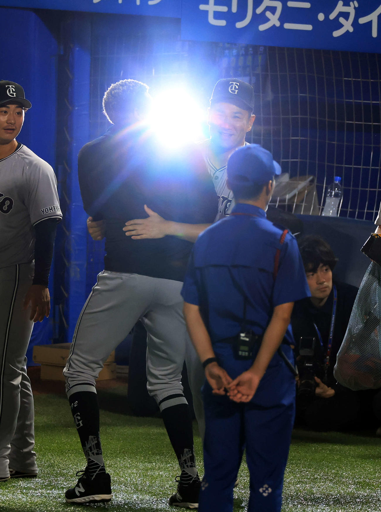 ヤクルト対巨人　200勝へあと1つとする199勝を決め、ブルペンの巨人マルティネスに抱きつく田中将（撮影・浅見桂子）