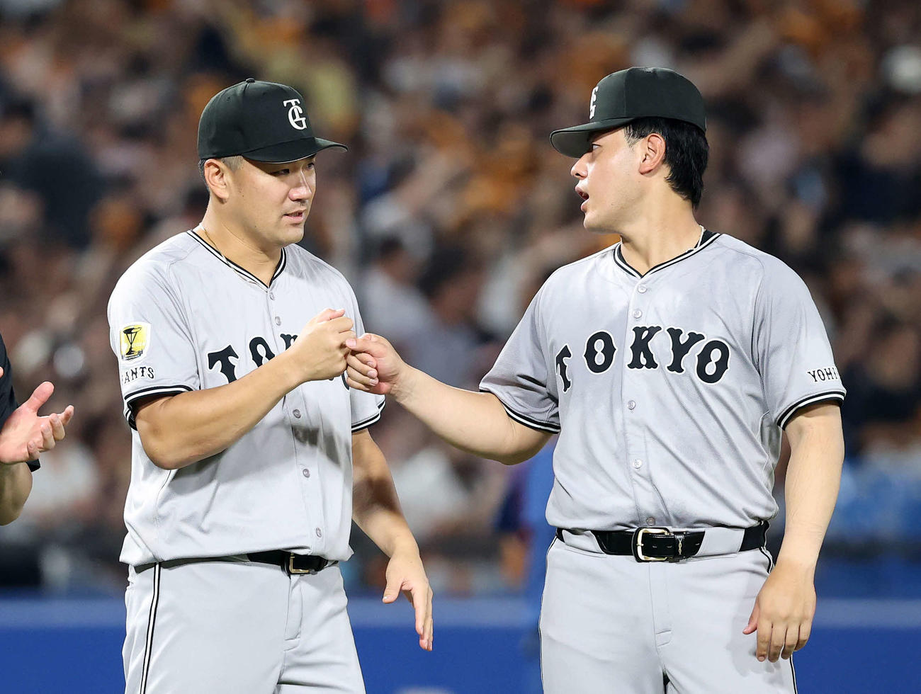 ヤクルト対巨人　勝利しグータッチする巨人田中将（左）と岡本（撮影・鈴木正人）