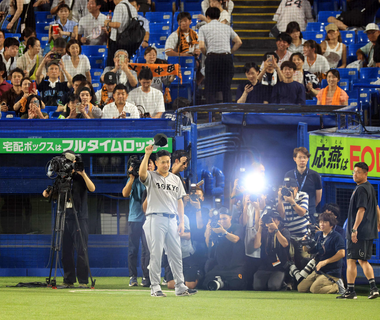 ヤクルト対巨人　200勝へあと1つとする199勝を決め、フラッシュを浴びてファンにあいさつする巨人田中将（撮影・浅見桂子）