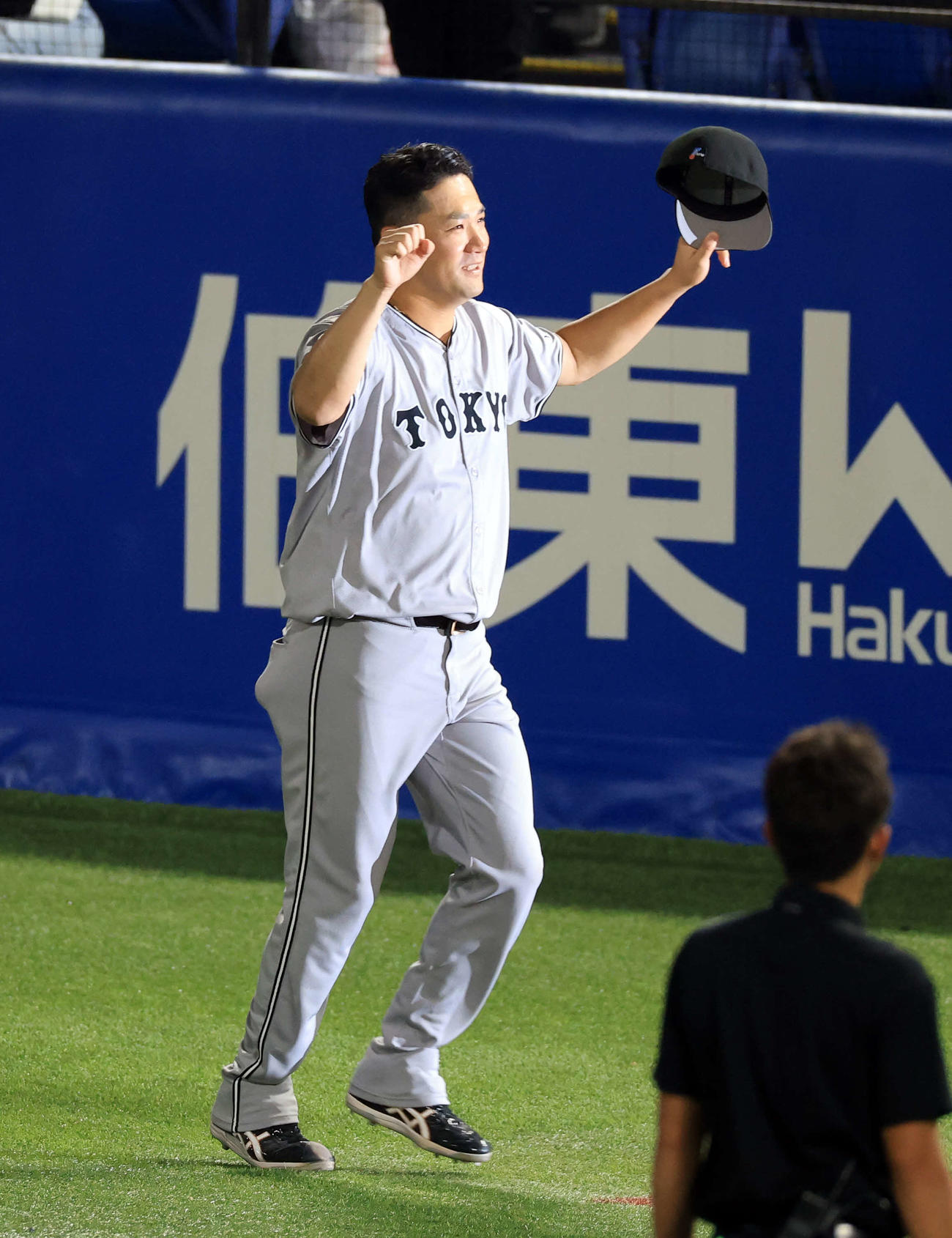 ヤクルト対巨人　200勝へあと1つとする199勝を決め、ブルペンの投手陣のもとにガッツポーズする巨人田中将（撮影・浅見桂子）