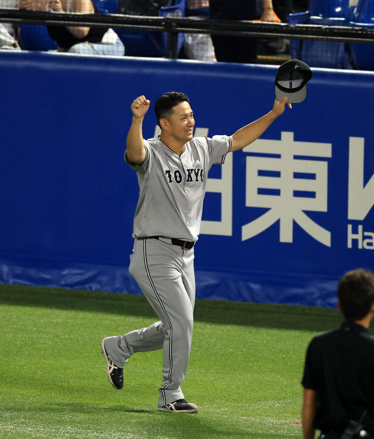 ヤクルト対巨人　200勝へあと1つとする199勝を決め、ブルペンの投手陣のもとにガッツポーズする巨人田中将（撮影・浅見桂子）