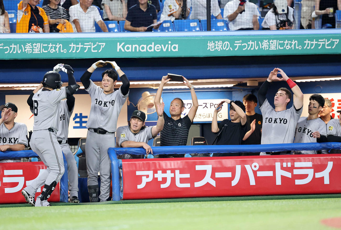 ヤクルト対巨人　2回表巨人2死二塁、丸（左）の左中間2点本塁打をベンチで迎える選手たち（撮影・鈴木正人）