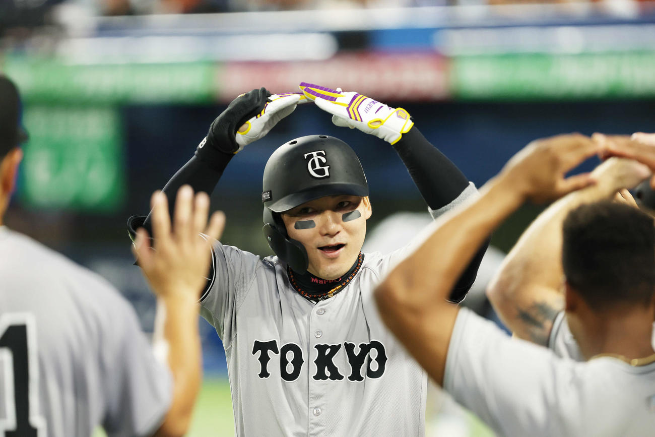 ヤクルト対巨人　2回表巨人2死二塁、左中間2点本塁打で生還し、チームメートに迎えられる丸（撮影・河田真司）