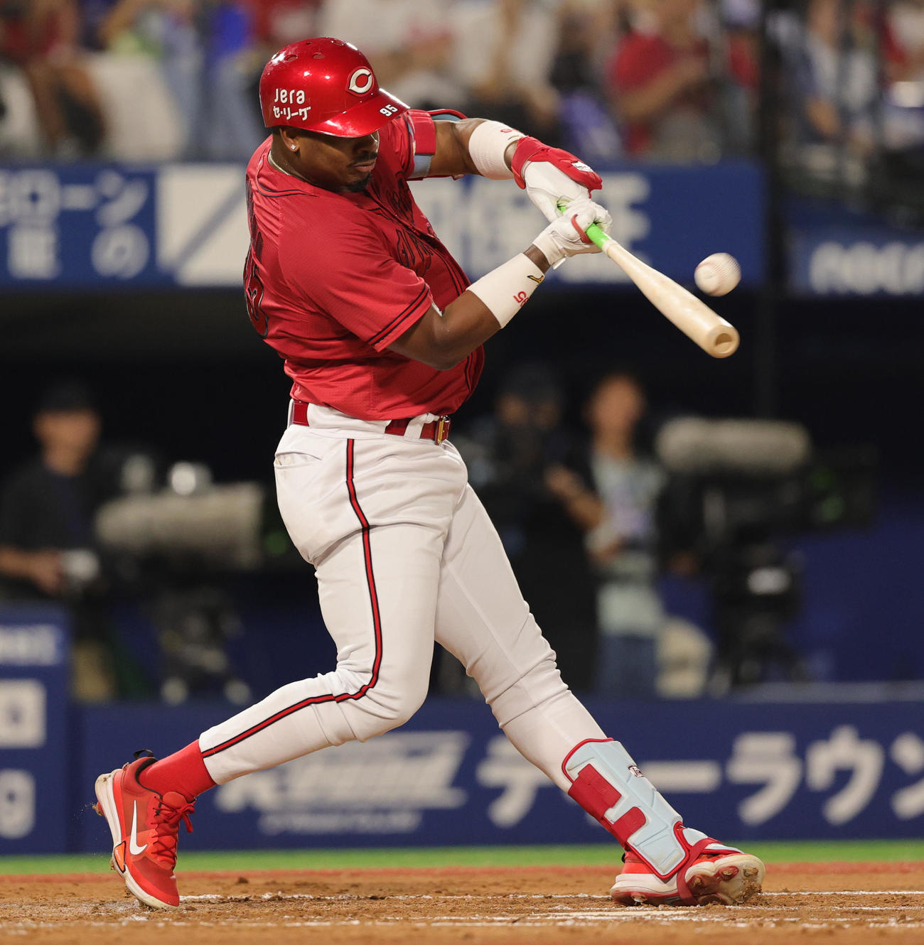 DeNA対広島　4回表広島無死一塁、左越え先制2点本塁打を放つモンテロ（撮影・野上伸悟）