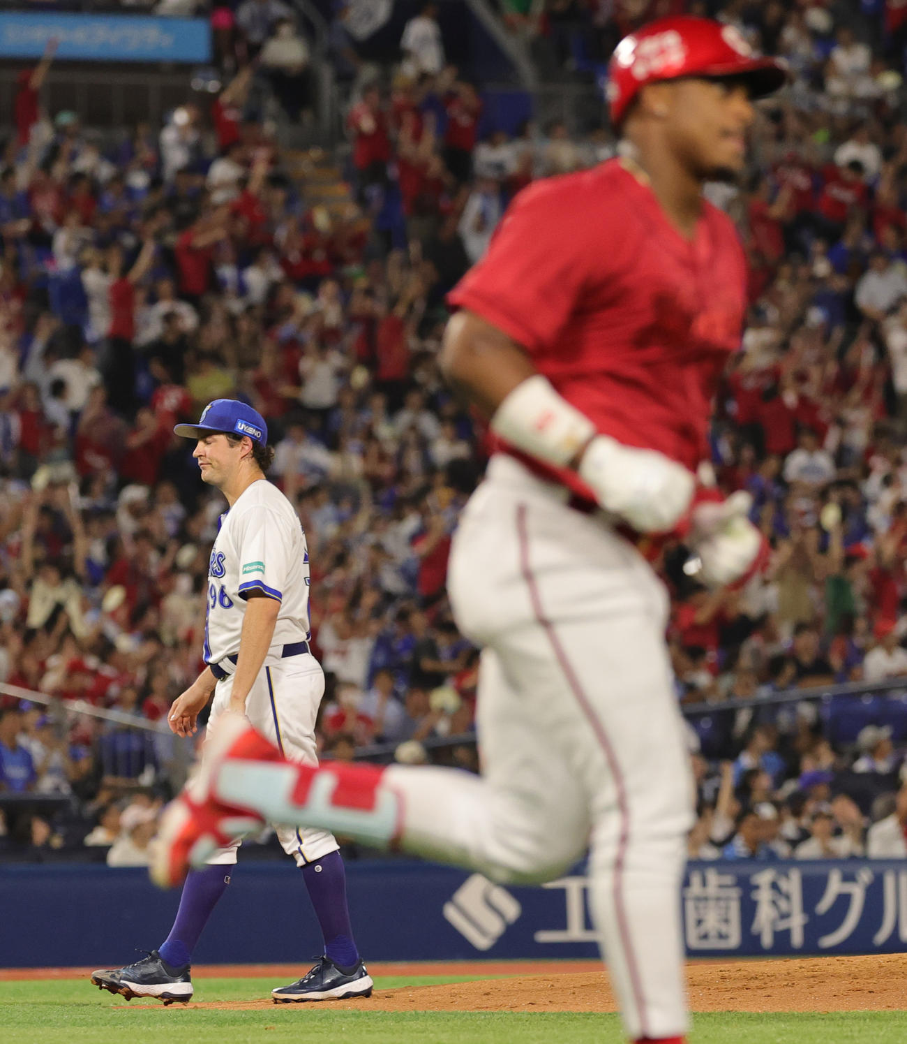 DeNA対広島　4回表広島無死一塁、モンテロに左越え先制2点本塁打を許すバウアー（撮影・野上伸悟）