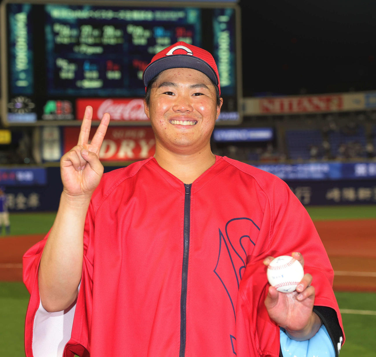 DeNA対広島　2勝目を挙げウイニングボールを手に2ポーズの広島高（撮影・野上伸悟）
