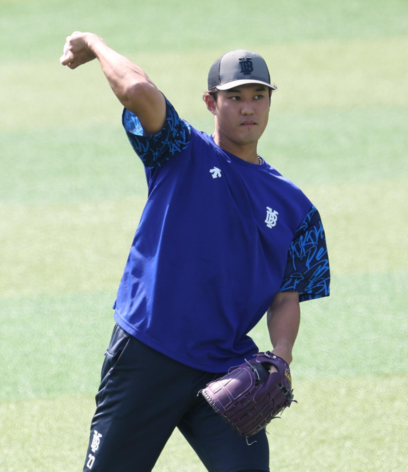 調整するDeNA藤浪（撮影・野上伸悟）