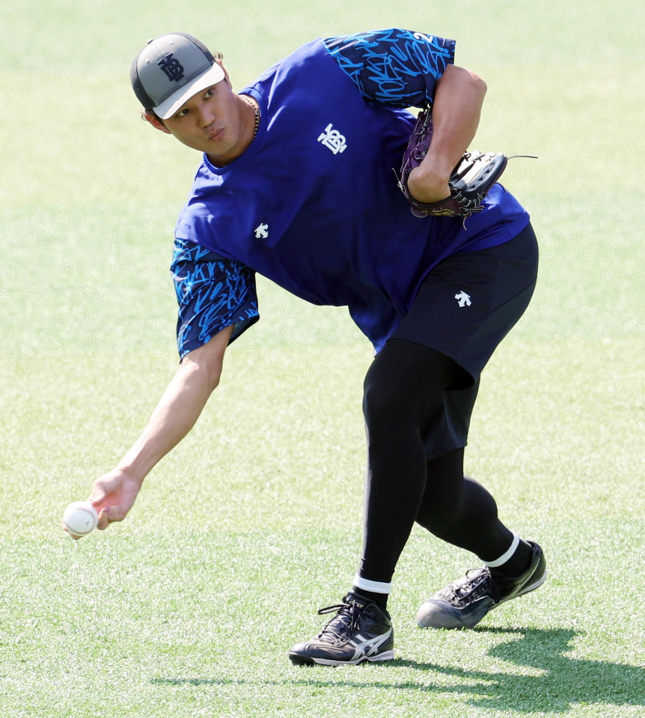 調整するDeNA藤浪（撮影・野上伸悟）