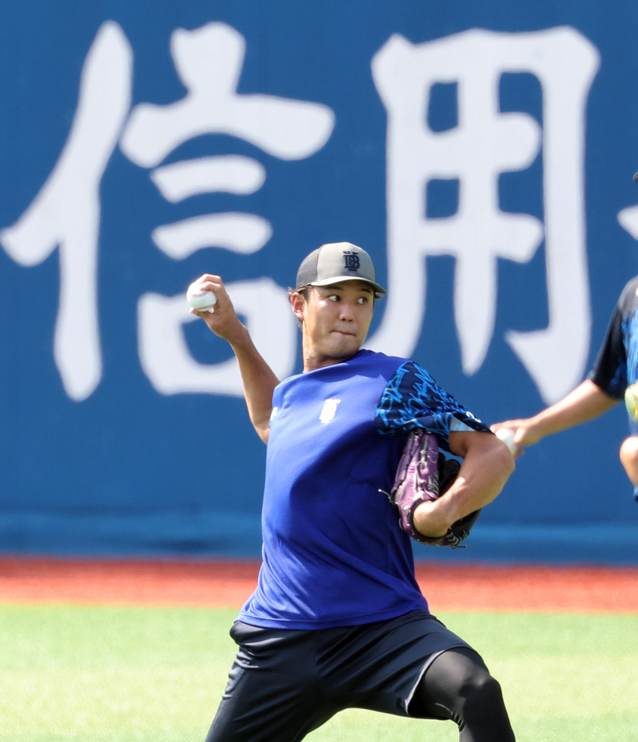 調整するDeNA藤浪（撮影・野上伸悟）