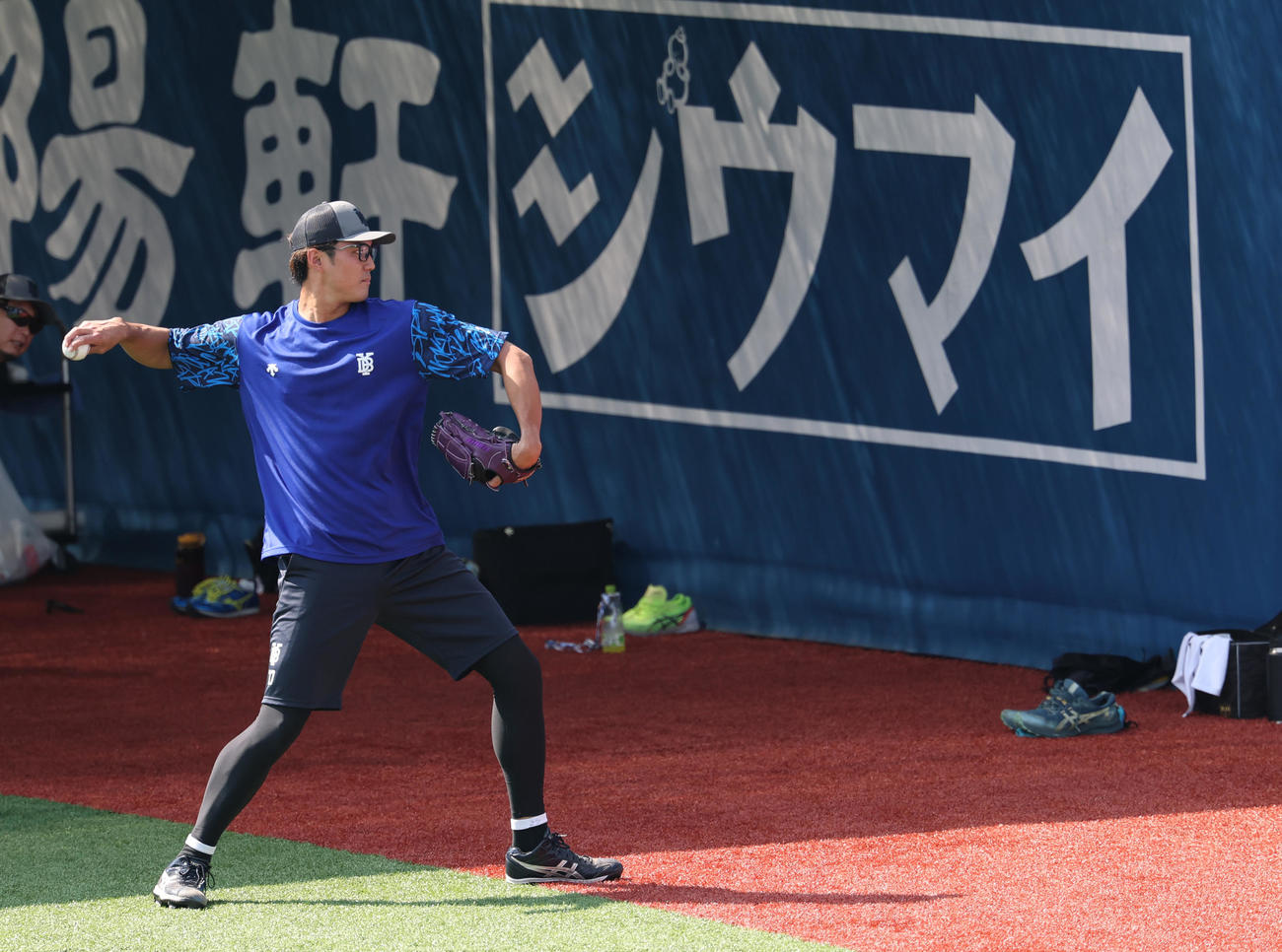 調整するDeNA藤浪（撮影・野上伸悟）