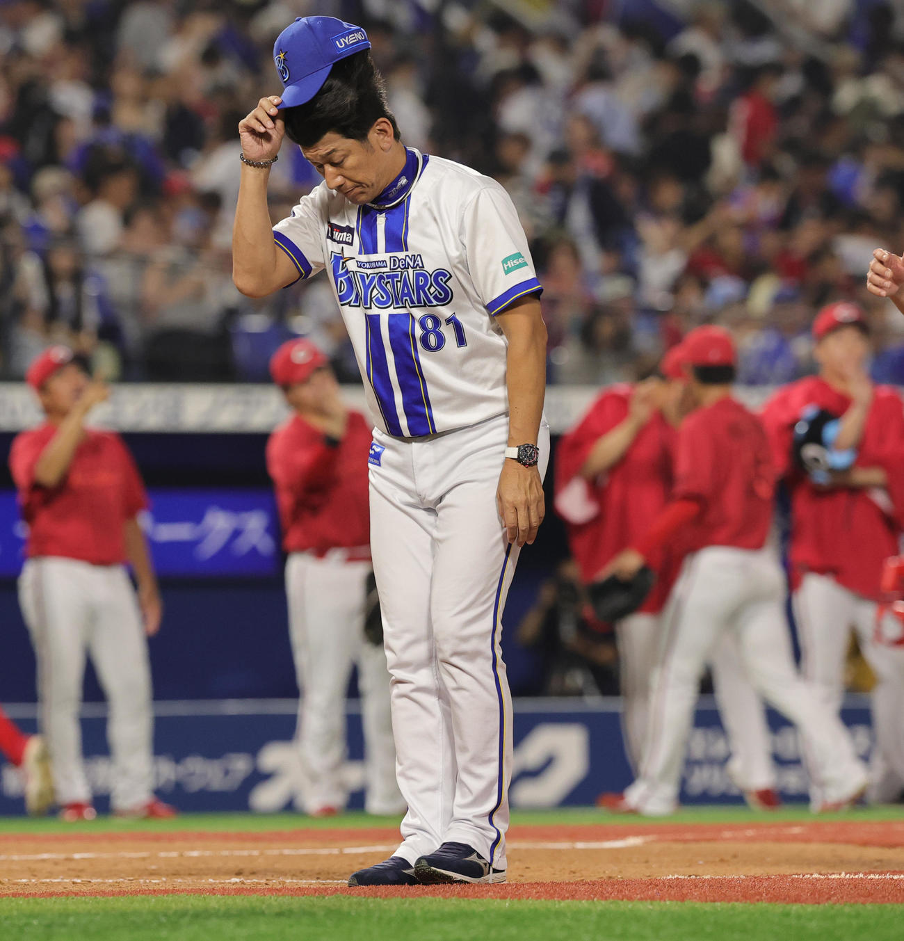 DeNA対広島　敗れてファンにあいさつするDeNA三浦監督（撮影・野上伸悟）