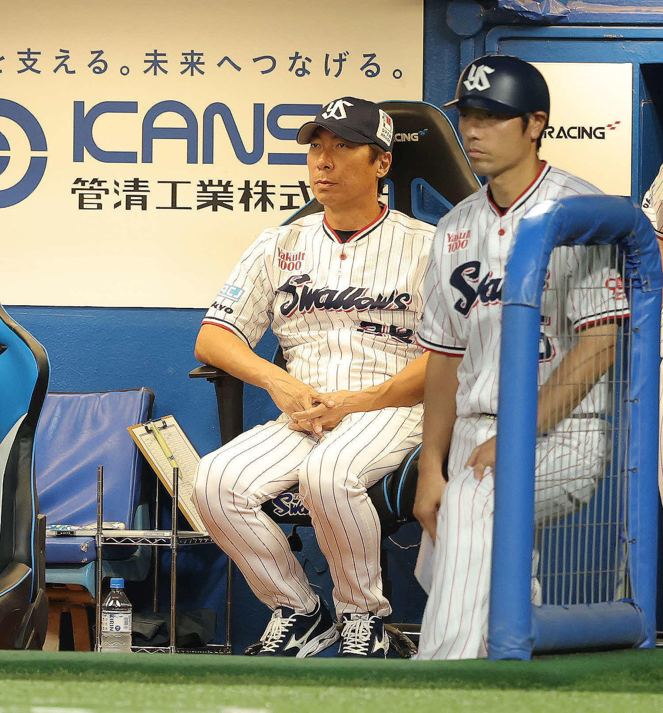 ヤクルト対巨人　2回表、戦況を見守るヤクルト高津監督（撮影・河田真司）