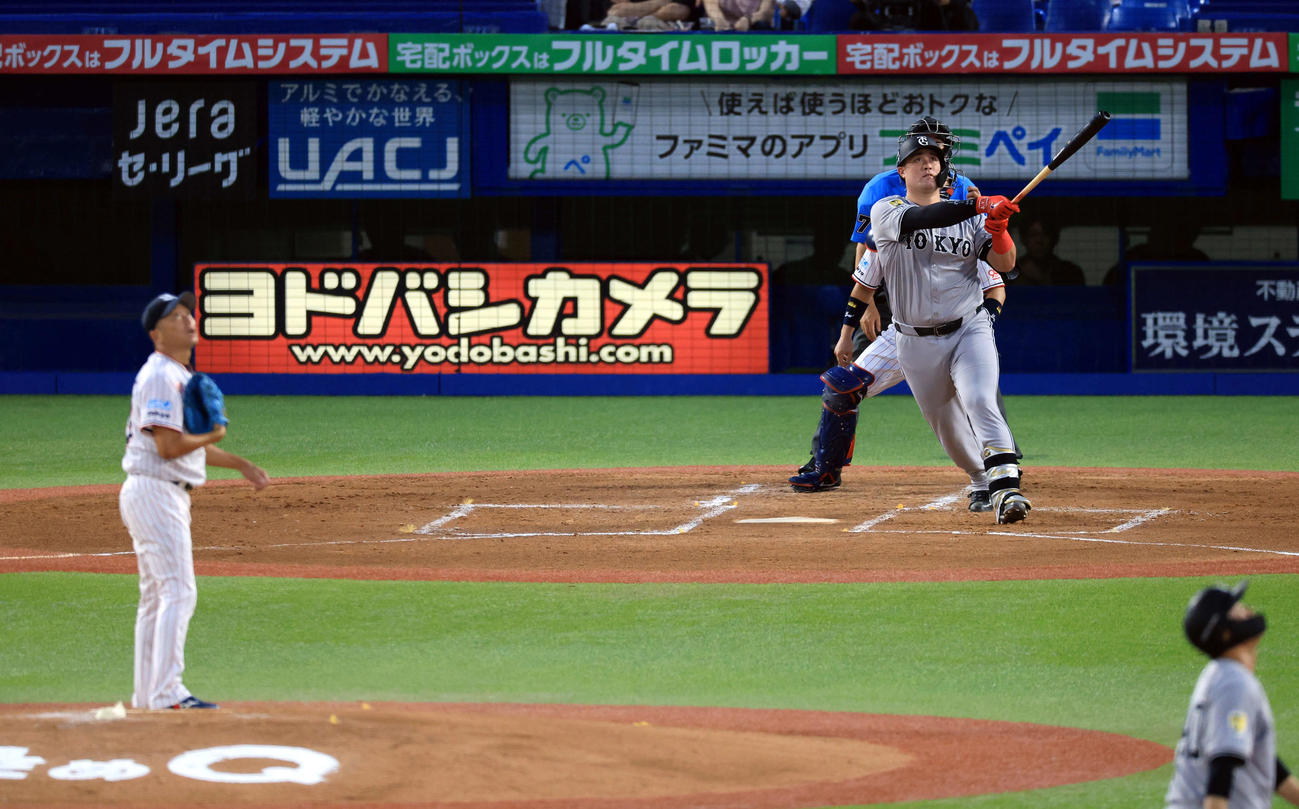 ヤクルト対巨人　2回表巨人無死二塁、リチャードは2点本塁打を放つ。投手石川（撮影・浅見桂子）