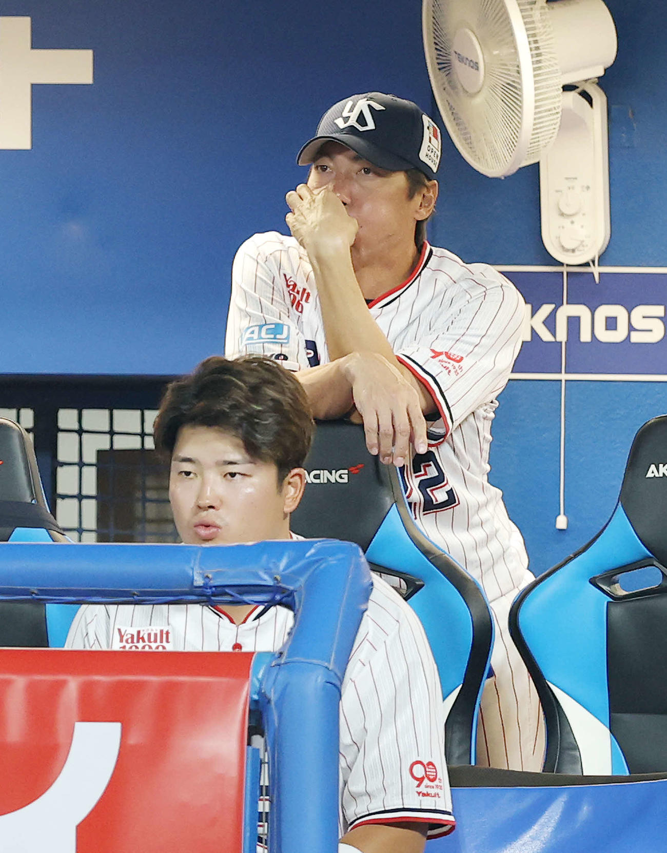 ヤクルト対巨人　8回裏、戦況を見守る高津監督（奥）と村上（撮影・河田真司）